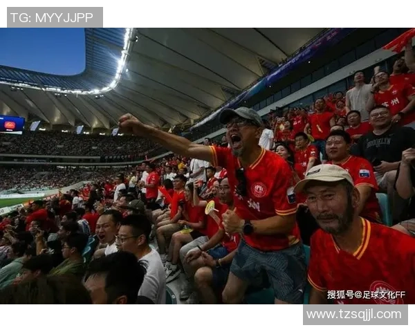 足球明星意外摔倒瞬间视频引发热议球迷纷纷评论反应不一