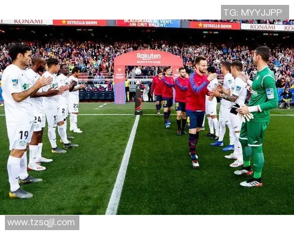 足球明星入场时的奢华提包照片展现时尚与个性魅力